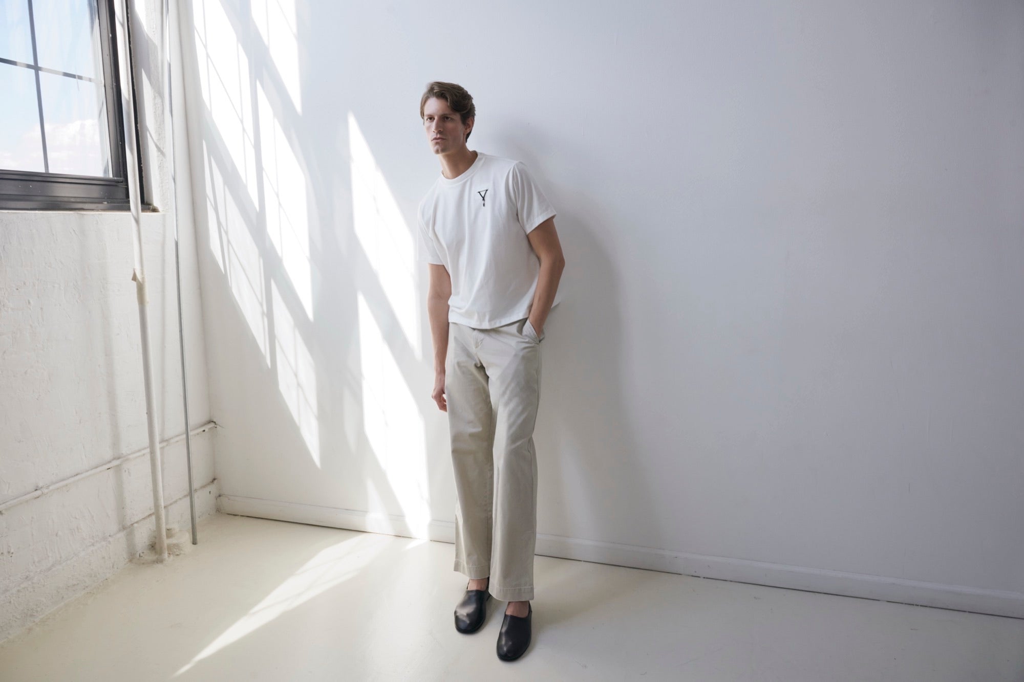 Aléo Studio model in a sunlit studio setting