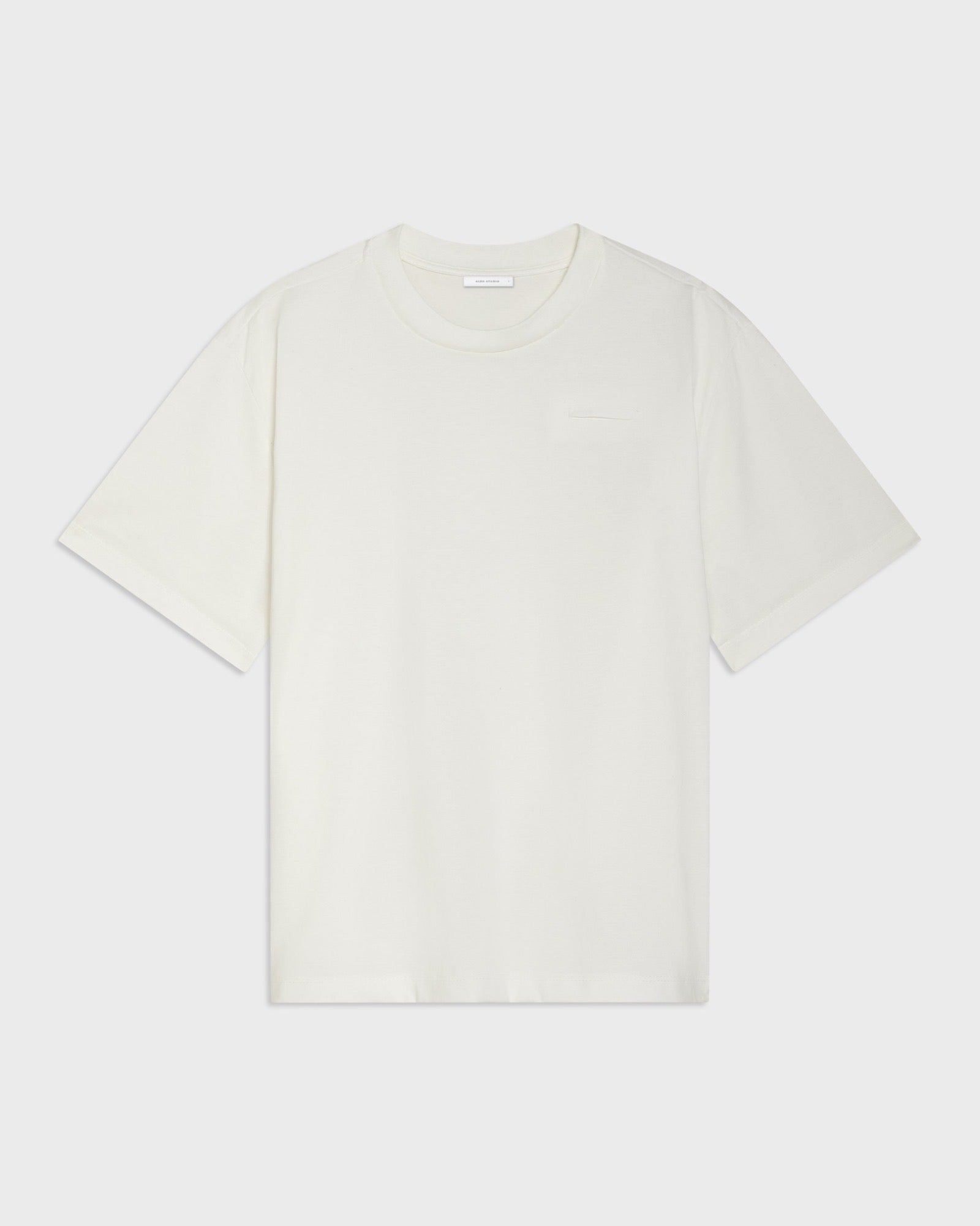 Model wearing the Reo T-shirt in cotton
